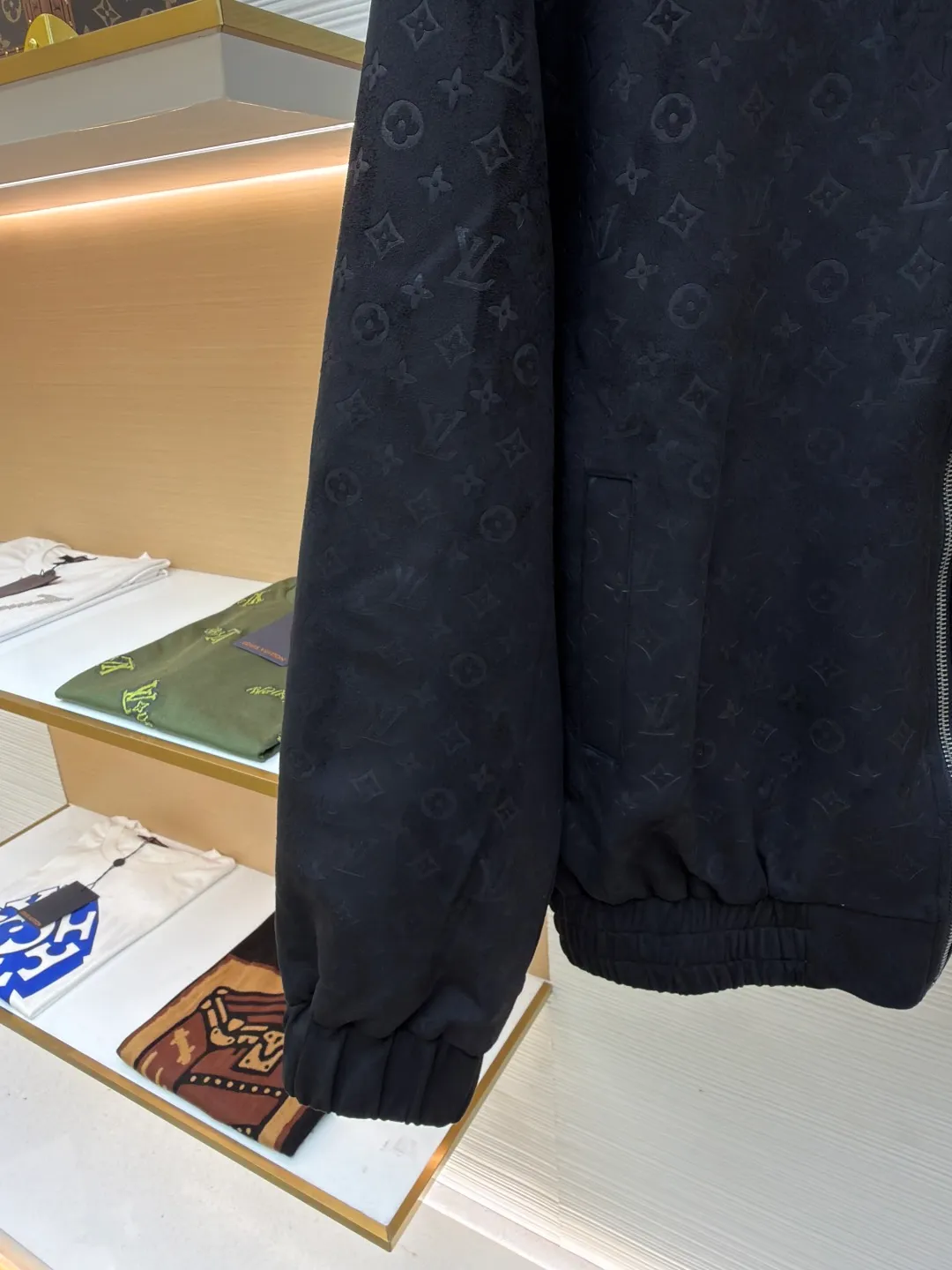 LOUIS VUITTON full-print dark pattern jacket ●Original version: purchased and developed by 36599 ●Item number: 1680959-C20 ●Fabric: suede fabric ●Technology: embossed production ●Version: fitted version ●Weight: about 1155 grams ●Size: 46-48-50-52 ●Description: 100% genuine leather imported suede leather, custom molded and embossed logo. The inner collar and hem threads are made of genuine leather, non-knitted threads, and the upper body is high-end fashion. The overall wiring is straight and delicate, the fabric is comfortable and soft, and the color is consistent without color difference. It can be matched with the same style to create a fashionable look and control various occasions. Customized accessories, complete with three standards, same style for men and women!
